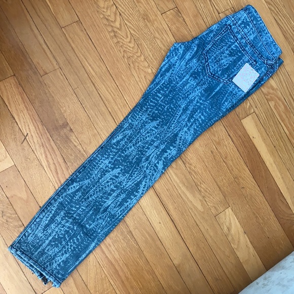 Free People Feather Print Skinny Jeans NWT - Picture 6 of 7